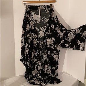 Like New Black Floral Rayon Robe w/ Pockets S: M/L